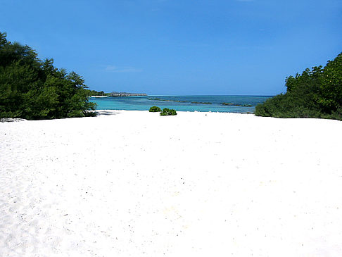 Der weiße Sandstrand Fotos