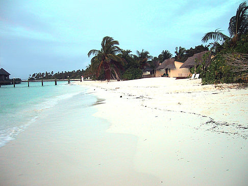 Der weiße Sandstrand der Malediven