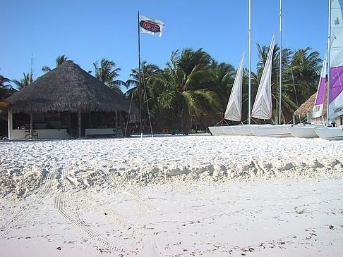 Der weiße Sandstrand der Malediven Foto 