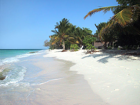 Der weiße Sandstrand der Malediven Fotos